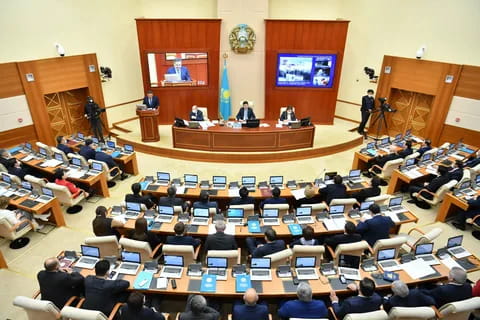 НЕ СТРЕМИТСЯ ЗАНЯТЬ КРЕСЛО ПАРЛАМЕНТА