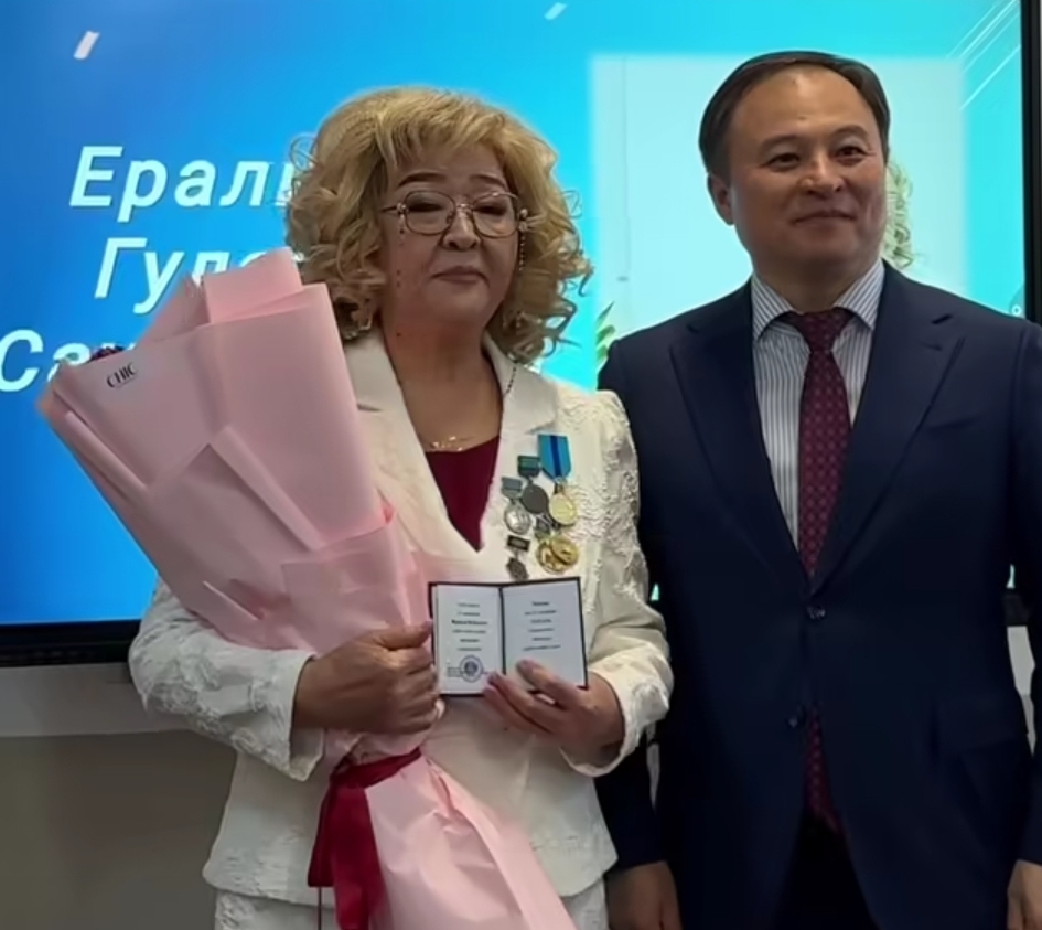 ЖЕЗКАЗГАНСКИЙ ПЕДАГОГ НАГРАЖДЕН МЕДАЛЬЮ «ЗА ТРУДОВОЕ ОТЛИЧИЕ»