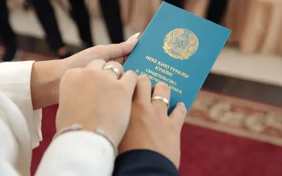 Президент предложил законодательно закрепить институт брака как «добровольный, официальный союз мужчины и женщины»