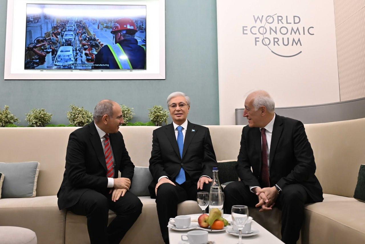 Давоста Мемлекет басшысы мен АҚШ Президенті арасындағы қысқаша әңгіме: БАҚ өкілдерінің сауалы