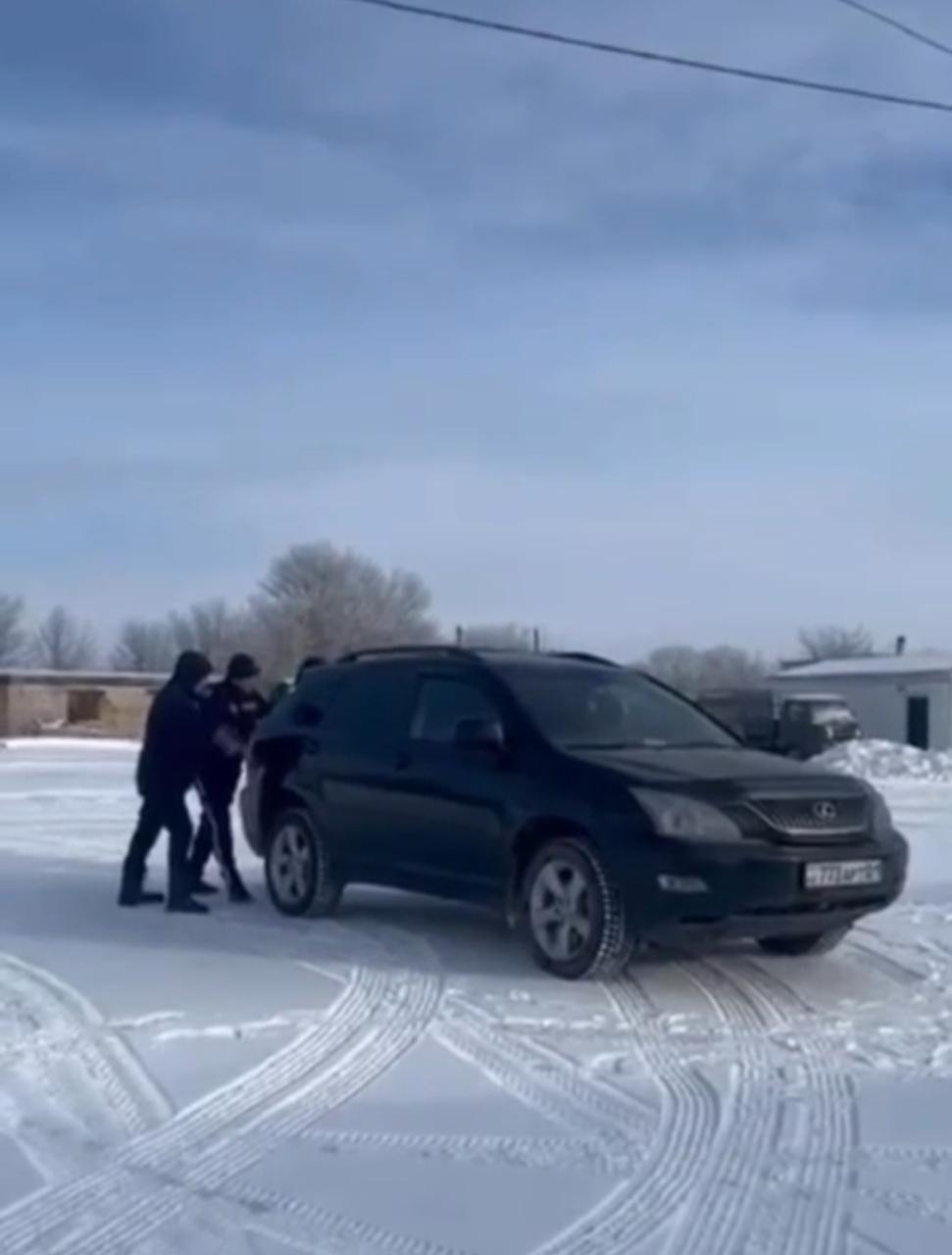 Аязды таңда жолда қалған жолаушыларға полиция дер кезінде көмек көрсетті