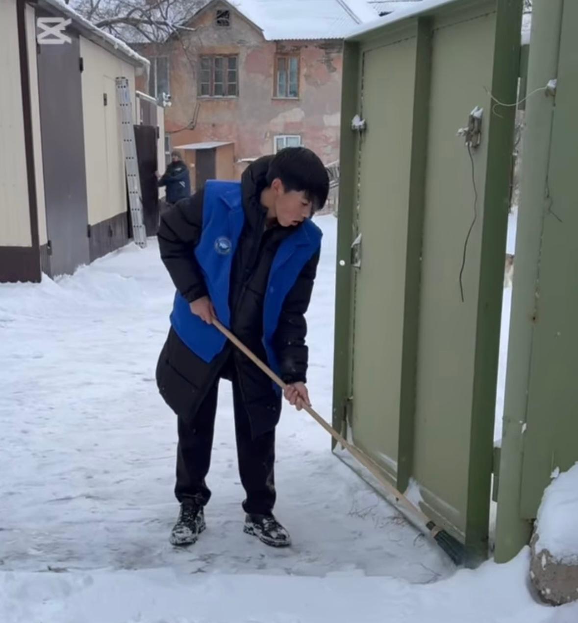 Жезқазғанда еріктілер зейнеткерге көмек көрсетті