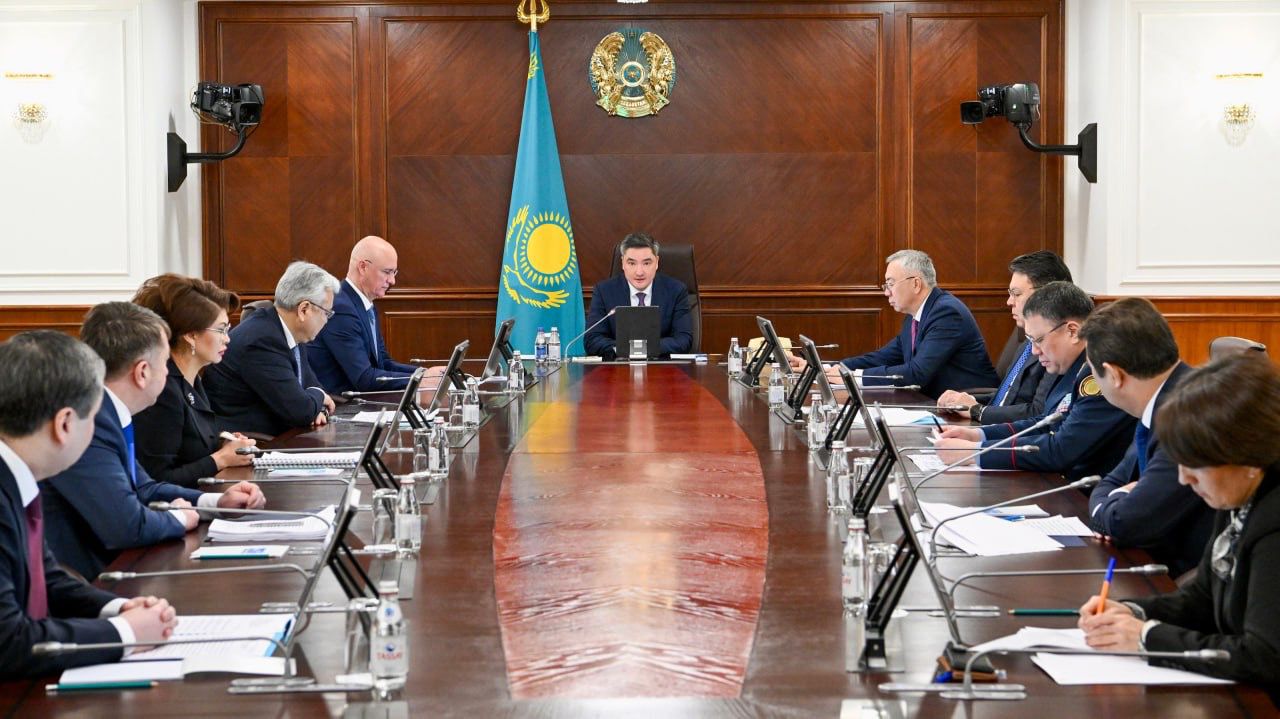 Олжас Бектенов жаңа Конституция жобасын талқылау аясында ақпараттық-түсіндіру жұмыстарын ұйымдастыру мәселесі бойынша кеңес өткізді