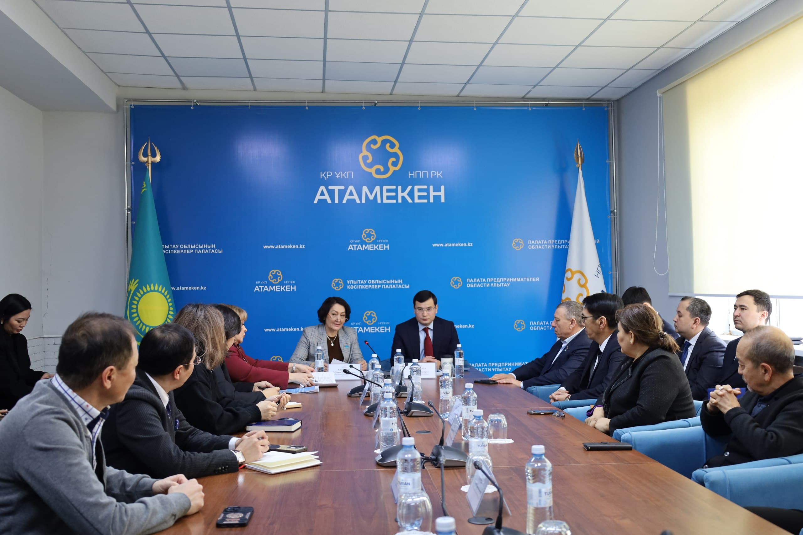 Ұлытау облысында кәсіпкерлермен кездесу өтті: Конституция жобасы мен бизнес мәселелері талқыланды