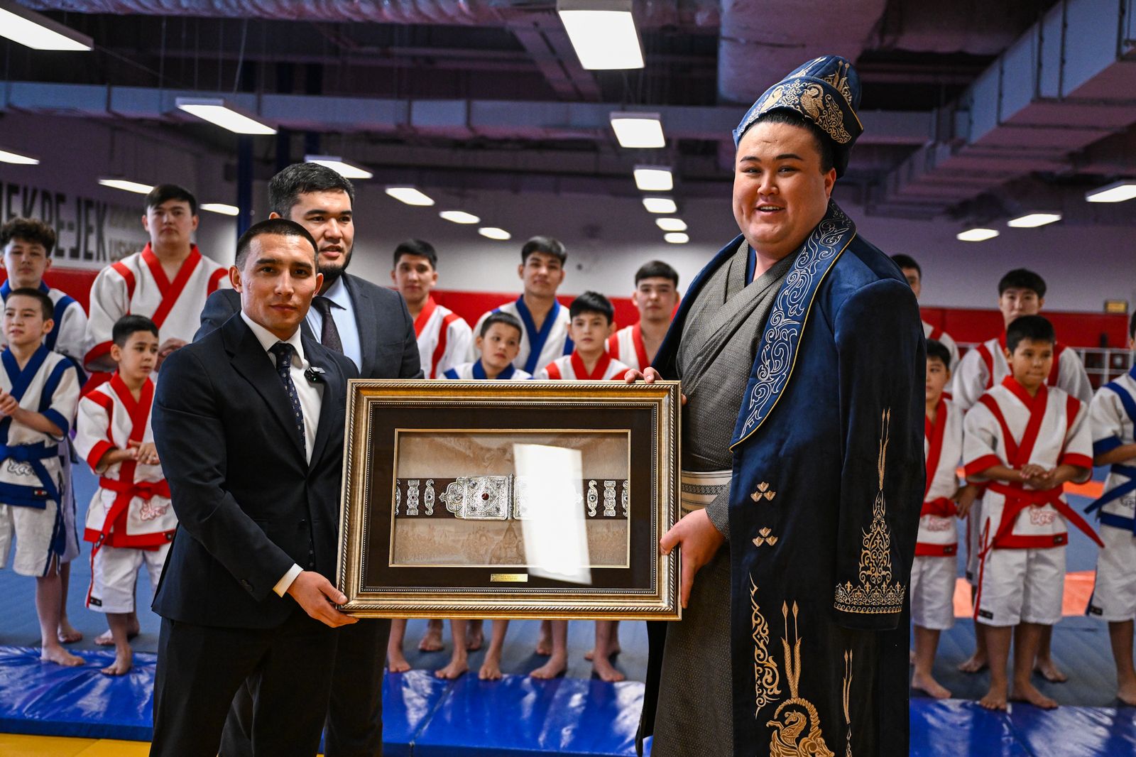 Ерсин Балтагул, защищающий честь страны в Японии, встретился с молодыми борцами