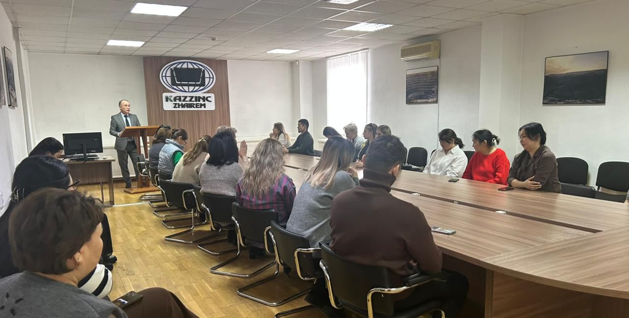 Жайрем кентінің әкімі өндіріс ұжымымен Конституция жобасын талқылады