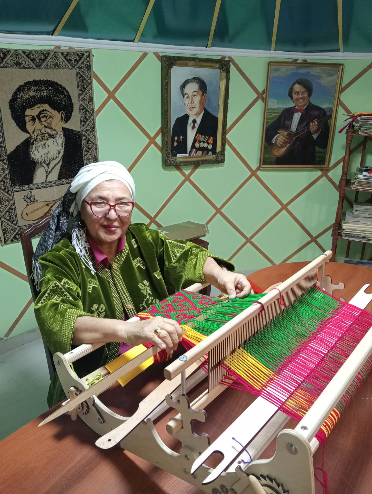 ӨРМЕК ТОҚЫП ТӘТЕМ ОТЫР...