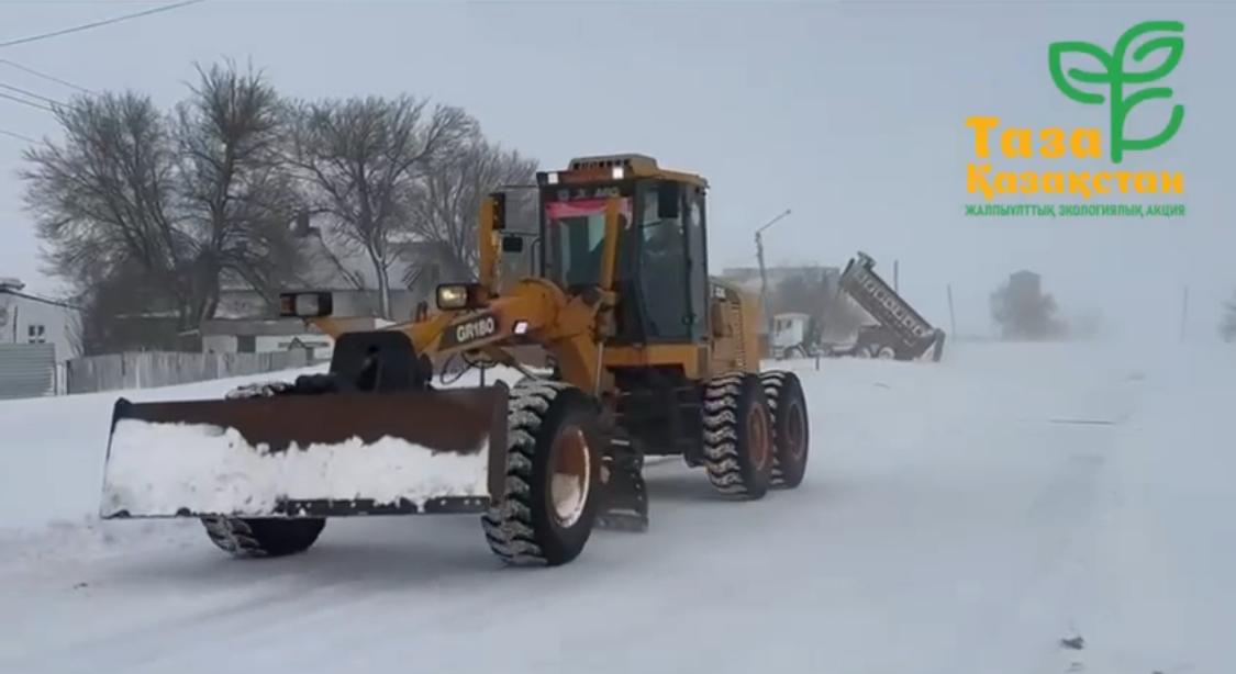 Қаражал қаласында қар тазалау жұмыстары қарқынды жүргізілуде