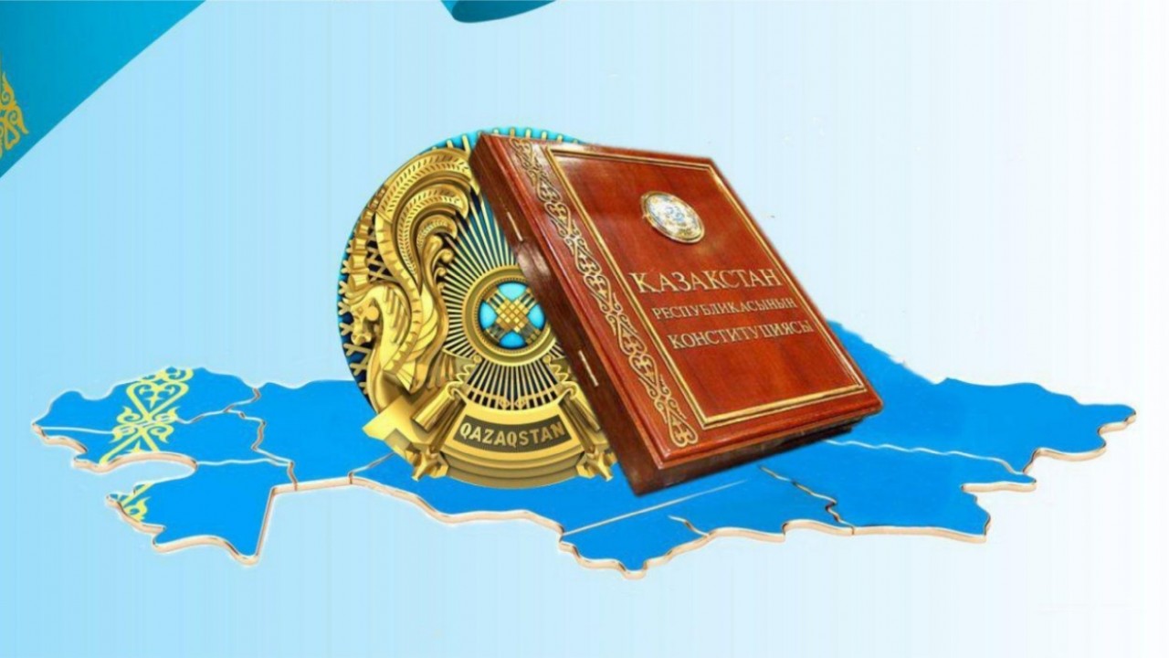 ӘРҚАЙСЫМЫЗДЫҢ ДАУЫСЫМЫЗ МАҢЫЗДЫ! Құрметті референдумға қатысушы! Егер Сіз 2026 жылғы 15 наурызда дауыс беру күні өзіңіздің тіркелген жеріңізден тыс жерге баратын болсаңыз, қалай дауыс бере аласыз? Ол үшін 2026 жылғы 14 наурызда сағат 18:00-ге дейін Сіз өзіңіздің учаскелік комиссияңызға жазбаша өтінішпен жүгініп, жеке басыңызды куәландыратын құжатты ұсынуыңыз қажет. Комиссия Сізге есептен шығару куәлігін табыс етедi. Есептен шығару куәлігін сенімхат негізінде өкіл арқылы да алуға болады. Сенімхатты нотариаттық куәландыру талап етілмейді. Есептен шығару куәлігі жоғалған жағдайда ол қалпына келтірілмейді және оның телнұсқасы берілмейді. Бір елді мекен шегіндегі басқа учаскеде дауыс бергісі келетін азаматтарға есептен шығару куәлігі берілмейтініне назар аударыңыз. Дауыс беру күні өзіңіз болатын жердегі учаскеде есептен шығару куәлігін көрсетіңіз. Учаскелік комиссия Сізді дауыс беруге арналған тізімге енгізеді. Толық ақпарат алу үшін өзіңіздің елді мекеніңіздің әкімдігінің call-орталығына хабарласуға болады. Алмаз Нысанбаев, Ұлытау облысы аумақтық референдум комиссиясының төрағасы.