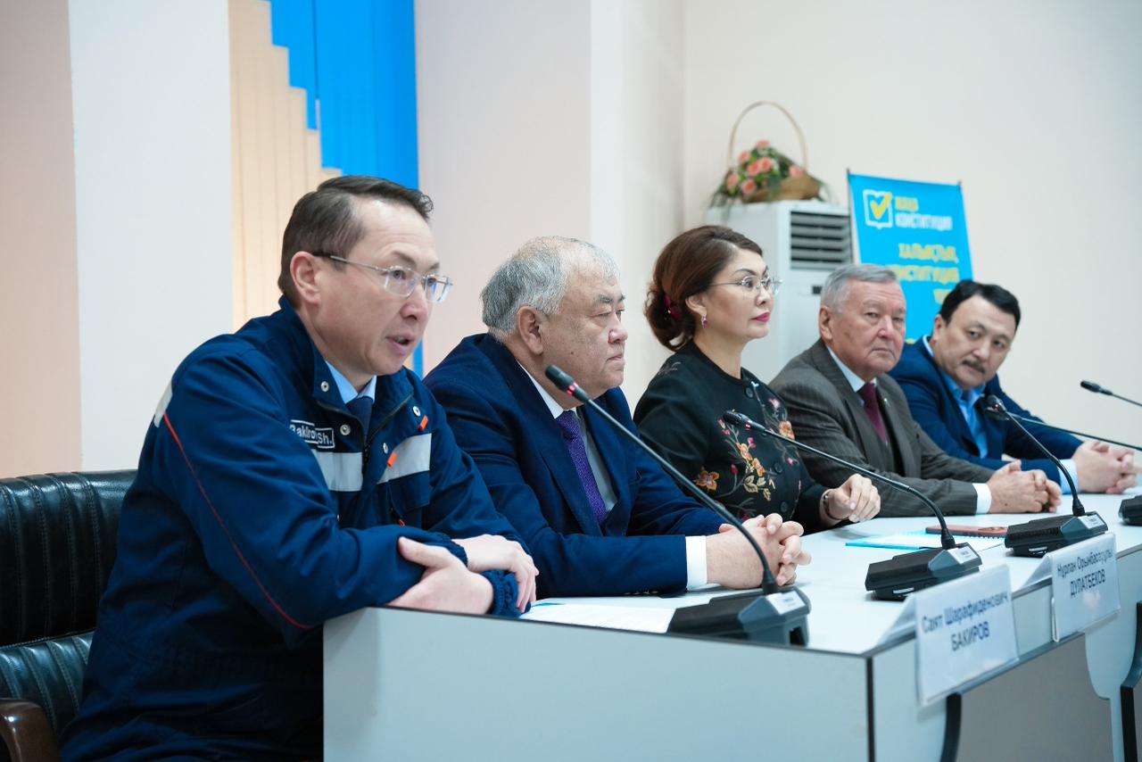 «Анненская» шахтасының жұмысшылары конституциялық реформаны және алдағы референдумды қолдады  Ұлытау облысында Жалпыұлттық коалиция мүшелері шахтерлермен жаңа Конституция жобасын талқылады  Аида Балаева: Конституцияның авторы – бүкіл халық, демек, жауапкершілік те бәрімізге ортақ