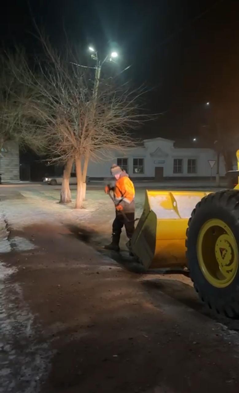 «Таза Қазақстан» акциясы аясында Қаражал қаласында жолдарға құм төселуде