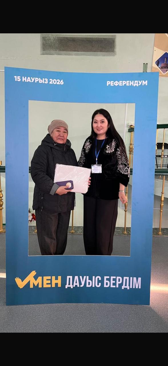 Сәтбаевта дауыс берушілер фотозонада естелік суретке түсуде