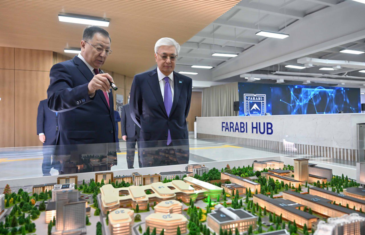 Президент Касым-Жомарт Тоқаев «ҚазҰУ» ғылыми әлеуетімен танысты