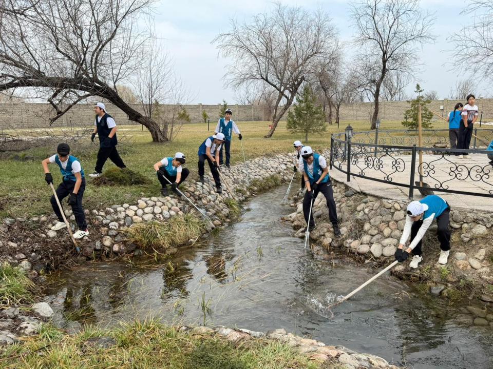 Молодые казахстанцы участвуют в республиканской акции «Мөлдір бұлақ»