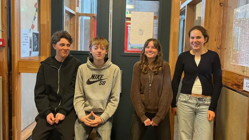 Көшеде ойнау, телефонға телміріп отырмау