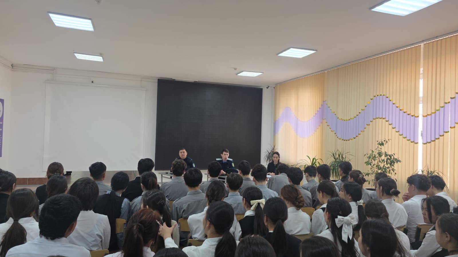 Мектептегі құқықтық сабақ: жауапкершілік пен тәртіп негіздері