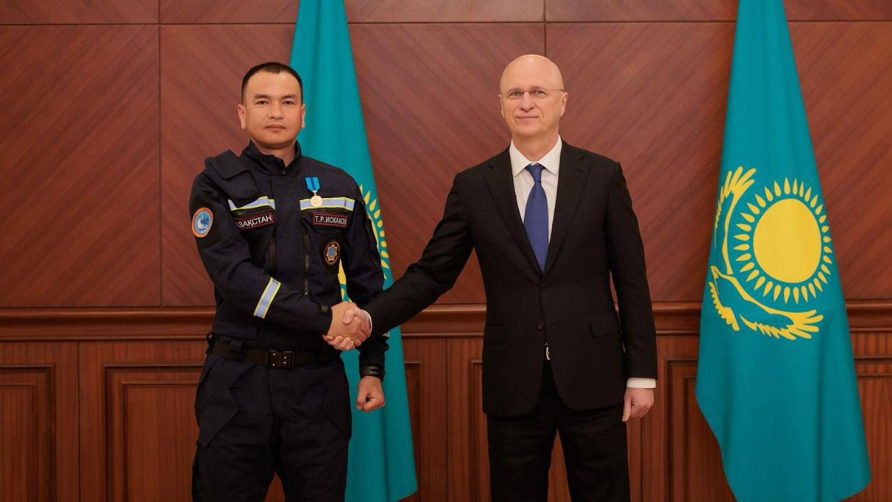 Роман Скляр вручил государственные награды участникам эвакуации казахстанцев из стран Ближнего Востока