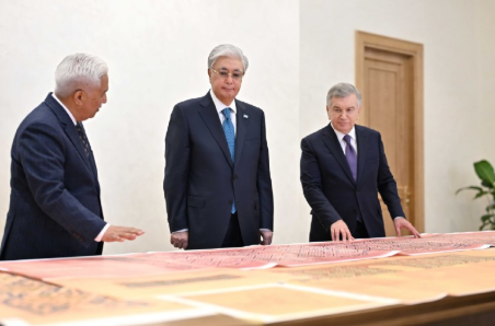 Шавкат Мирзиёев Қасым-Жомарт Тоқаевқа тарихи құжаттарды табыстады