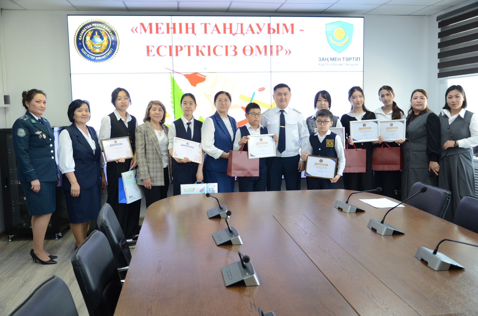 Ұлытауда есірткіге қарсы жасөспірімдер үн қосты: үздік бейнероликтер мен суреттер анықталды