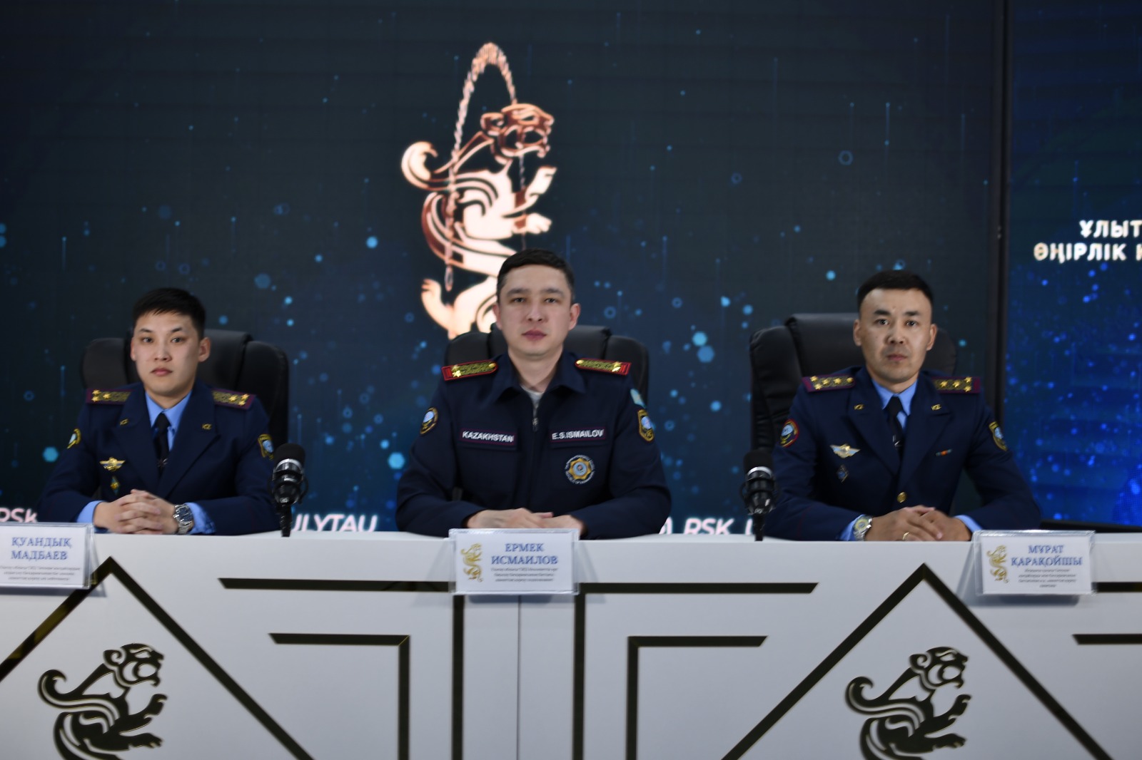 2026 жылғы 29 сәуірде Ұлытау облысының Өңірлік коммуникациялар қызметінде «Балалардың өмірі мен денсаулығын қорғау: терезеден құлау фактілерінің алдын алу. Өрт және су қауіпсіздігін қамтамасыз ету шаралары» тақырыбында брифинг өтті. Іс-шараға спикерлер ретінде Ұлытау облысы ТЖД Мемлекеттік өрт бақылау басқармасының бастығы, азаматтық қорғау подполковнигі Ермек Сералиевич Исмаилов, Төтенше жағдайларды жою басқармасы бастығының міндетін атқарушы, азаматтық қорғау капитаны Мұрат Мағауияұлы Қарақойшы, сондай-ақ Төтенше жағдайлардың алдын алу басқармасының бас маманы, азаматтық қорғау аға лейтенанты Қуандық Аманқанұлы Мадбаев қатысты. Брифинг барысында өңірдегі судағы қауіпсіздік, өрт қауіпсіздігі және балалардың терезеден құлау фактілерінің алдын алу мәселелері жан-жақты қарастырылды. Атап айтқанда, 2026 жылғы шомылу маусымына дайындық аясында арнайы іс-шаралар жоспары бекітіліп, су айдындарында қауіпсіздік белгілері орнатылғаны, тек рұқсат етілген жағажайларда шомылу қажеттігі атап өтілді. Сонымен қатар, тұрғындарға тыйым салынған жерлерде шомылмау, балаларды қараусыз қалдырмау және мас күйінде суға түспеу бойынша ескертулер берілді. Өрт қауіпсіздігі бойынша өңірде профилактикалық жұмыстар белсенді жүргізілуде. 2026 жылдың басынан бері өрт санының азайғаны байқалады. Дегенмен, тұрғын үй секторында өрттің негізгі себептері ретінде электр жабдықтарын дұрыс пайдаланбау, отпен абайсыз әрекет ету және пештерді пайдалану ережелерін бұзу атап өтілді. Сондай-ақ, балалардың терезеден құлау жағдайлары ерекше назарға алынды. 2025 жылы облыста 15 оқиға тіркеліп, оның екеуі қайғылы аяқталған. Ал 2026 жылы мұндай оқиғалар тіркелмеген. Осы бағытта «Қауіпсіз терезе» акциясы аясында нақты шаралар қабылданып, терезе блокираторлары орнатылып, ақпараттық-түсіндіру жұмыстары жүргізілуде. Спикерлер ата-аналарды балаларды қараусыз қалдырмауға, қауіпсіздік құралдарын орнатуға және тұрмыстық қауіпсіздік ережелерін қатаң сақтауға шақырды. Брифинг соңында тұрғындарға қауіпсіздік шараларын сақтау – адам өмірін сақтаудың басты кепілі екені тағы да еске салынды.