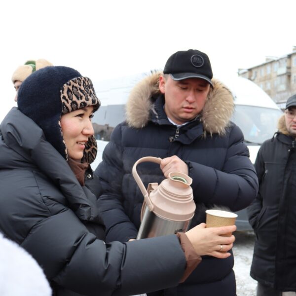 ӘКІМ ЖҰМЫСКЕРЛЕРГЕ ЫСТЫҚ ШАЙ  ҚҰЙЫП БЕРДІ