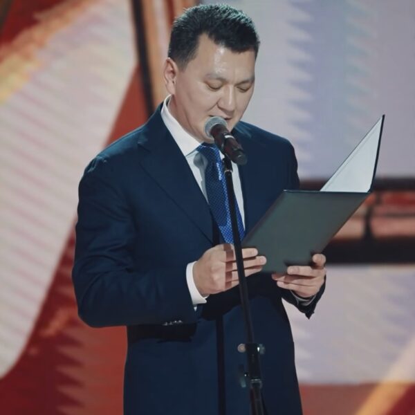 Silk Way Star гранд-финалының ресми бөлімі Қазақстан Президенті Қасым-Жомарт Тоқаевтың құттықтауымен ашылды.